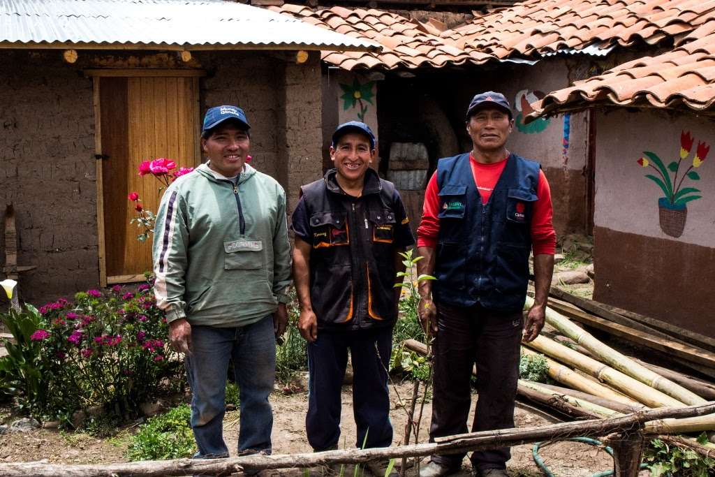 Eudes, Reinaldo y Yasmani. Microempresarios instaladores de cocinas mejoradas de Acopía, Cusco