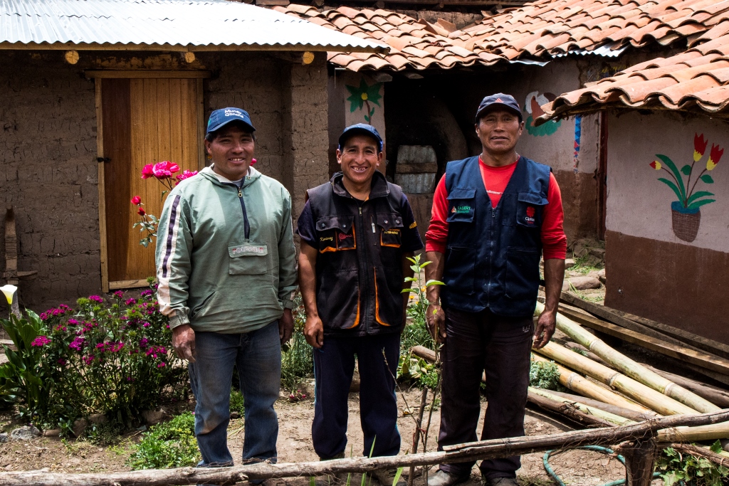 EUDES HUAMÁN LAURA, REINALDO QUISPE TICONA Y YASMANI HUAMÁN HUILCA, técnicos instaladores de cocinas mejoradas en Acopia, Acomayo, Cusco 